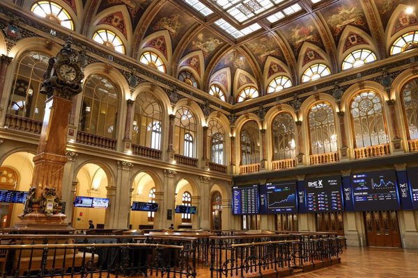 El Ibex 35 avanza un 0,90% y se queda a medio camino de los 14.400 puntos, con Unicaja subiendo un 8%