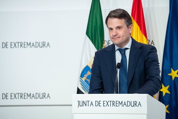 Extremadura solicita la activación de la UME por el incendio en Caminomorisco (Cáceres)