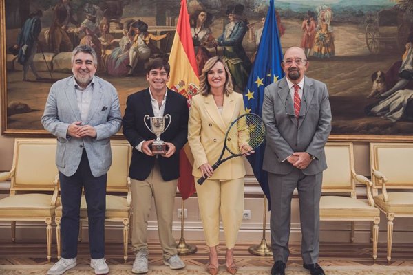 La ministra Pilar Alegría recibe a Martín de la Puente, reciente campeón de Wimbledon en dobles