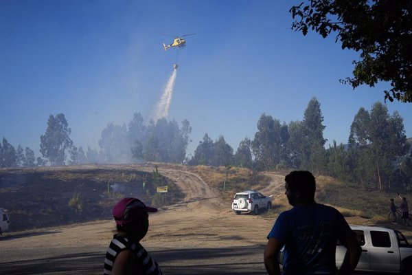 Un incendio forestal en Arbo (Pontevedra) amenaza viviendas en los núcleos de O Pedreiro y O Urzal