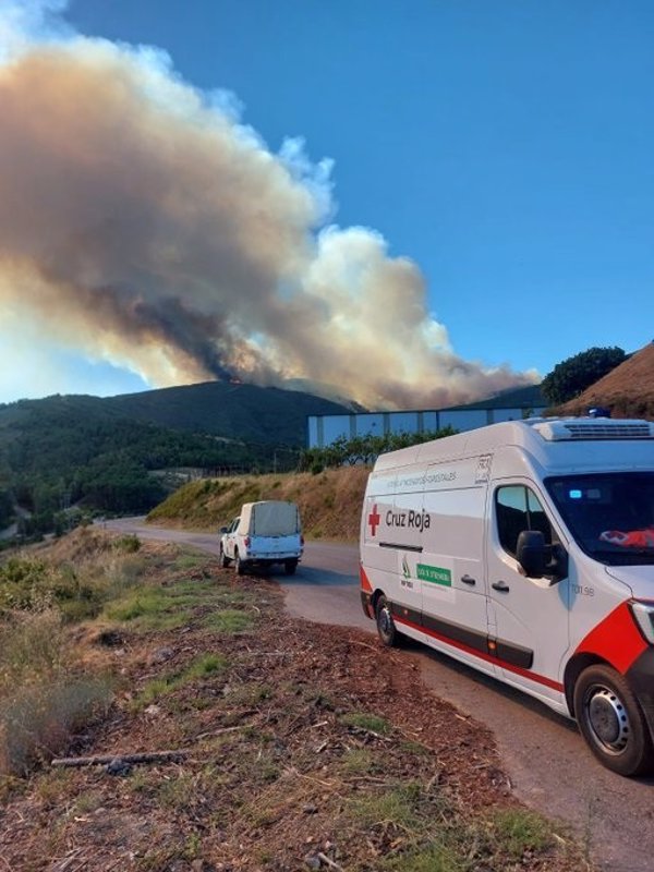 Desalojada una alquería de Caminomorisco (Cáceres) ante el avance de las llamas