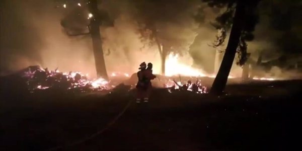 La UME trabaja durante la noche en la defensa de El Arenal (Ávila) y realiza reconocimiento con drones