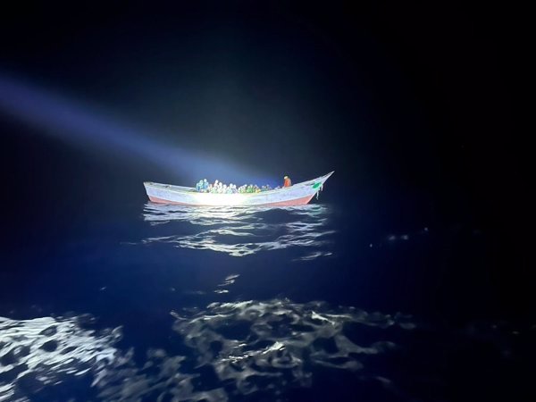 Llega un cayuco con 34 hombres, uno de ellos menor, a La Restinga (El Hierro)