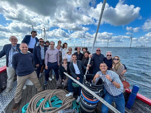 Canarias busca posicionarse como referente en eólica marina flotante y visita el parque danés Middelgrunden