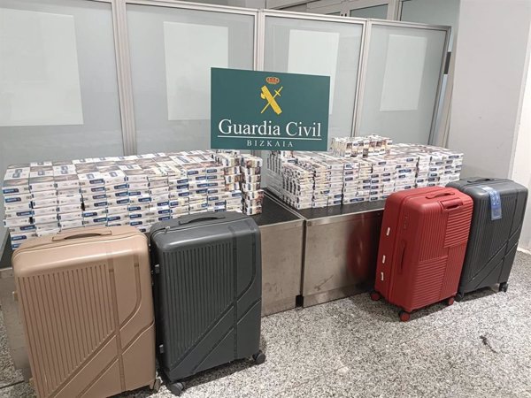 Denunciadas por contrabando dos pasajeras que aterrizaron en Vizcaya con 3.800 paquetes de tabaco sin declarar