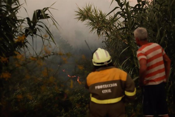 Uno de los dos incendios de A Cañiza (Pontevedra), que amenaza casas, alcanza las 100 hectáreas quemadas
