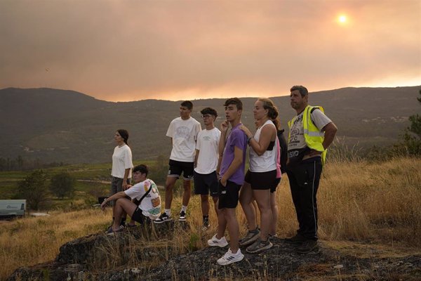 Confinados varios núcleos de A Cañiza por el incendio: la Xunta usa por primera vez el 'ES-Alert' para avisar