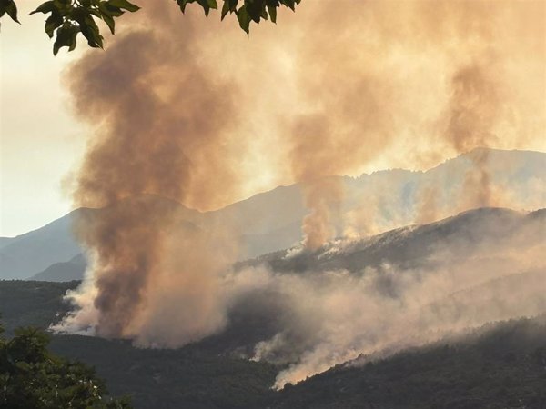 El incendio forestal de Cuevas del Valle en Ávila está confinado en un perímetro de seguridad