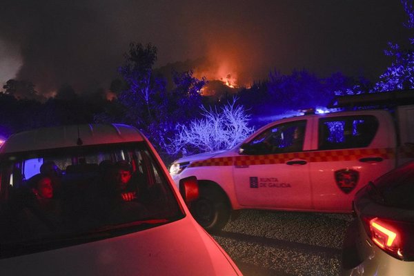 Se levanta el confinamiento de los vecinos afectados por el incendio de A Cañiza (Pontevedra)