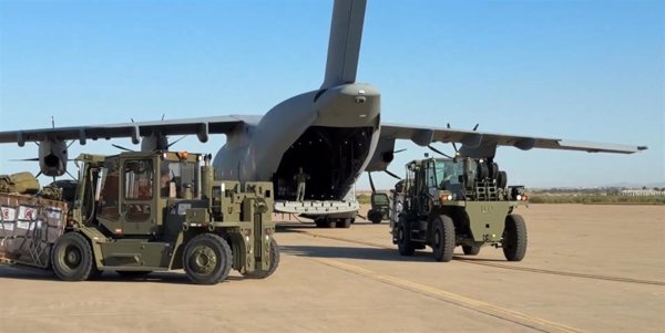 El Gobierno exige la entrada terrestre de ayuda a Gaza mientras ultima el envío aéreo de 12 toneladas de alimentos