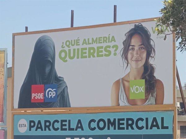 El Ejido (Almería) estudia acciones legales para retirar una valla de Vox sobre inmigración: 