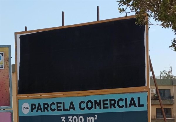El Ayuntamiento de El Ejido (Almería) cubre con lonas dos vallas sobre inmigración de Vox, que acusa al PP de 