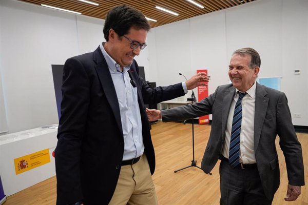 Óscar López anuncia una ayuda de 7,5 millones para la Universidad de Vigo para fortalecer su área de fotónica