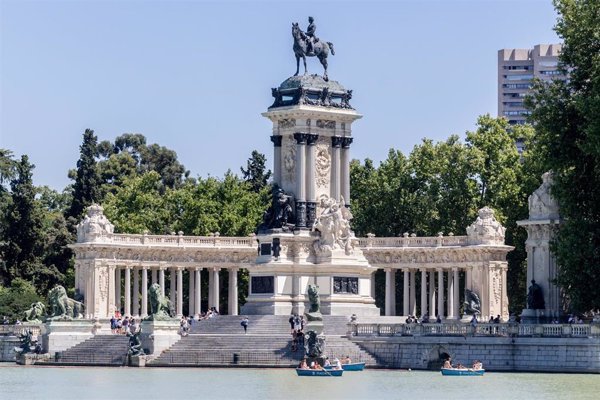 El Retiro y otros 8 parques de Madrid cierran desde las 18 horas por rachas de viento y temperaturas de hasta 35ºC