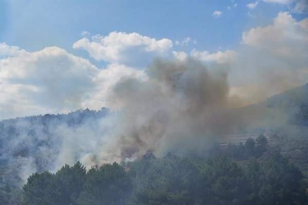 El incendio en Las Hurdes (Cáceres) evoluciona de manera favorable tras lograr estabilizar la zona de Avellanar