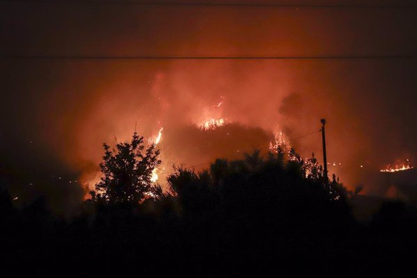 El incendio forestal de A Cañiza (Pontevedra), que calcina unas 300 hectáreas, evoluciona favorablemente