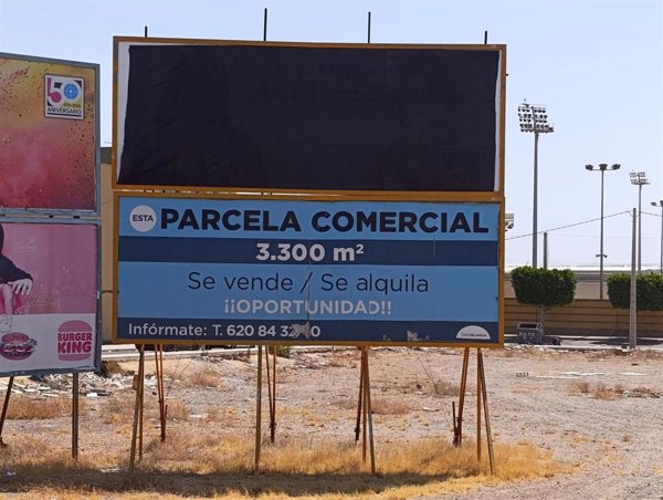 IU denuncia las vallas de Vox en El Ejido (Almería) por posible incitación al odio: 
