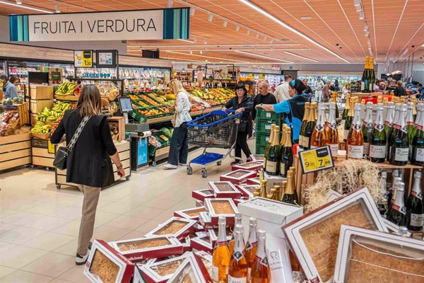 Caprabo factura 799,2 millones en 2024, un 2,4% más, y abre 10 supermercados hasta junio de 2025