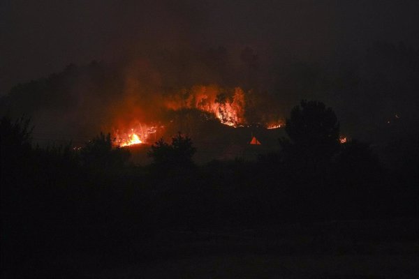 El incendio de A Cañiza (Pontevedra) evoluciona favorablemente y se desactiva el nivel 2 de emergencia