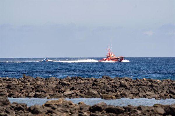 Rescatadas 62 personas migrantes que viajaban a bordo de una patera en aguas próximas a la isla de Lanzarote