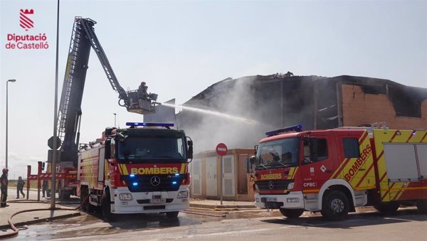 Controlado el incendio industrial que afecta a varias naves en Vinaròs (Castellón)