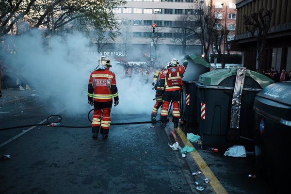 Un incendio de dos contenedores en Bilbao afecta a una tienda de motos y destruye un vehículo