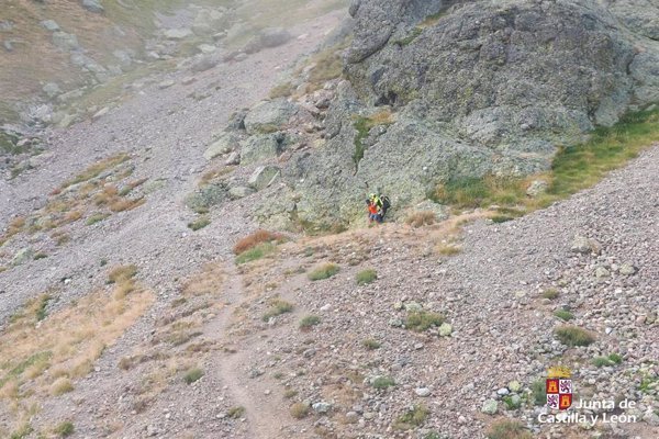 Rescatan en helicóptero a un montañero exhausto tras sufrir una caída en el pico Curavacas (Palencia)
