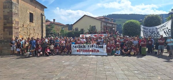 Centenares de personas marchan en Penagos (Cantabria) contra el parque eólico Benavieja
