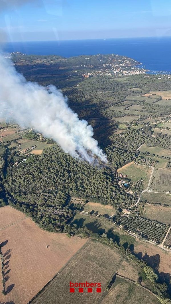 Un incendio iniciado en Palamós (Girona) obliga a confinamientos en Mont-ras