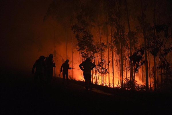Estabilizado uno de los incendios de Ponteceso (A Coruña) y continúan activos los otros dos