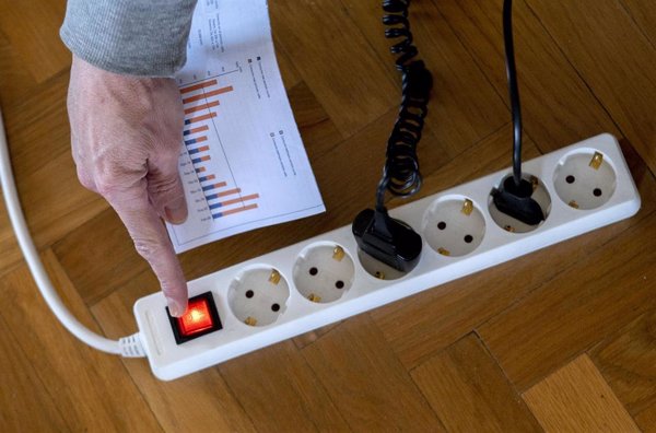 El número de consumidores acogidos al PVPC de la luz acelera su caída en 2024 y apenas representan el 28,5%