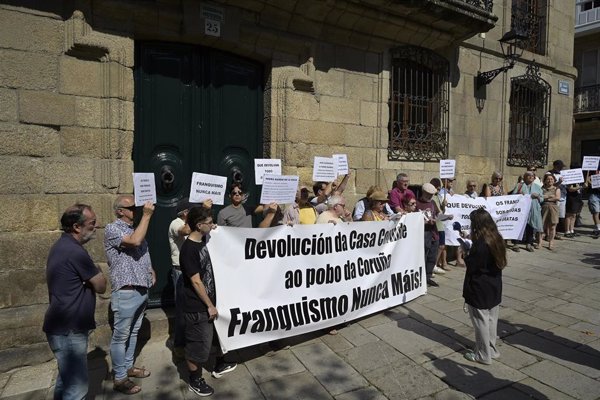 Concentración ante la Casa Cornide para exigir a los Franco 