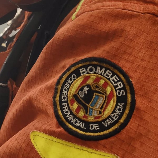 Bomberos trabajan en la extinción de un incendio forestal en Moixent (Valencia)