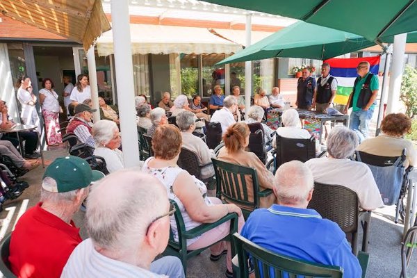 La organización del Descenso Internacional del Sella visita la Residencia de Mayores de Parres (Asturias)