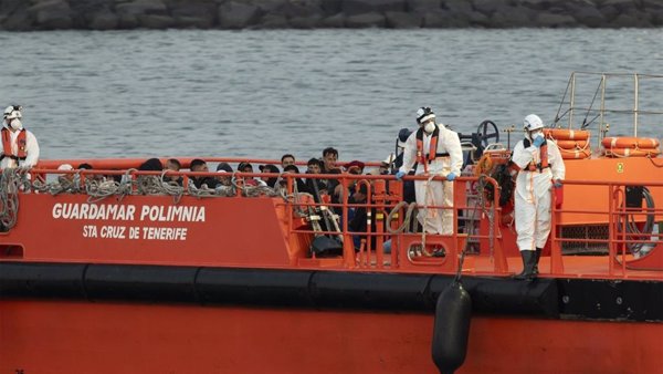 Rescatan a más de 100 inmigrantes, entre ellos un fallecido, a unos 476 km de Gran Canaria y evacua a un enfermo