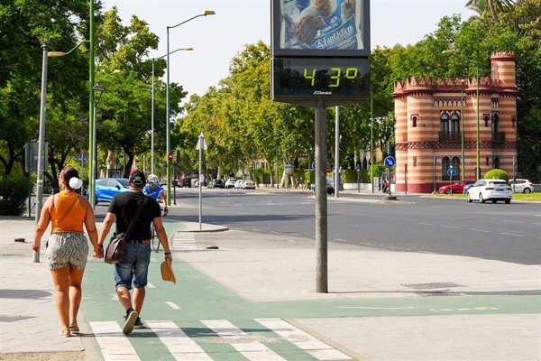 Las altas temperaturas activan hoy los avisos en 34 provincias, con 12 en alerta naranja y máximas de 42ºC