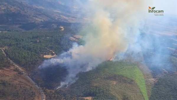 Seis medios terrestres trabajan en la extinción del fuego de Salobre (Albacete)