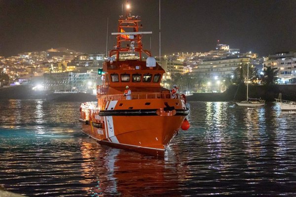 Llegan a Gran Canaria los 176 inmigrantes, entre ellos un fallecido, rescatados a 476 kilómetros de la isla