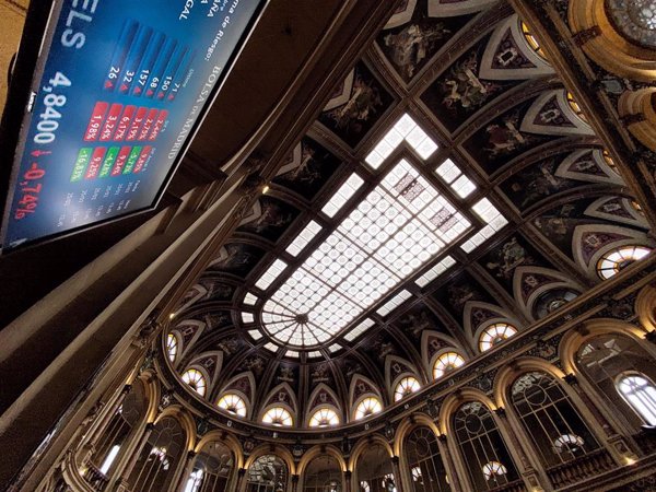 El Ibex 35 cede menos de un 0,1% en la media sesión y sigue mirando a los 14.400 puntos