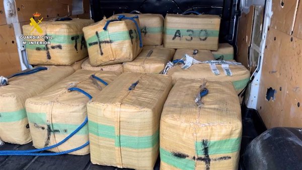La Guardia Civil frustra un alijo de más de 870 kilos de hachís por las costas de Conil (Cádiz)