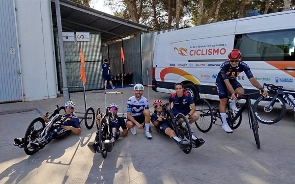 Alejandro Valverde visita la concentración de la selección paralímpica en Murcia