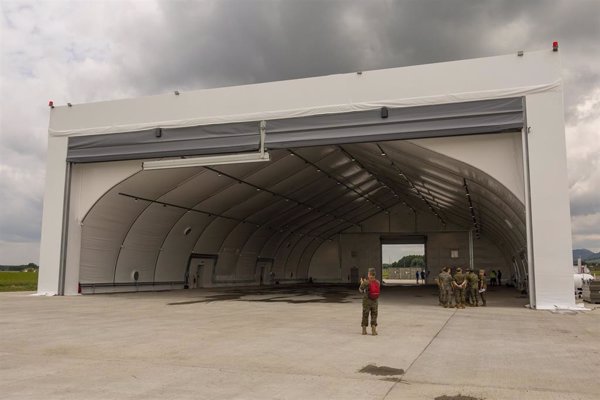 Entregado un primer hangar para la base de helicópteros de las tropas españolas destinadas en Eslovaquia