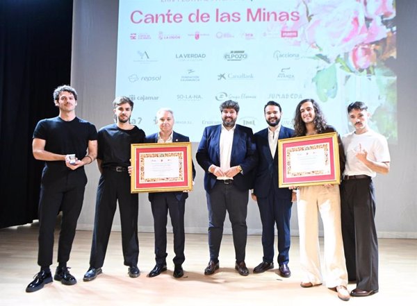 López Miras entrega el Castillete de Oro del Festival Internacional Cante de las Minas a Vicente Vallés y Arde Bogotá