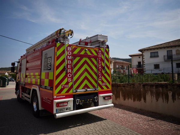 Los bomberos realizan labores de remate en el incendio de Artajona (Navarra) y vigilan para evitar reigniciones