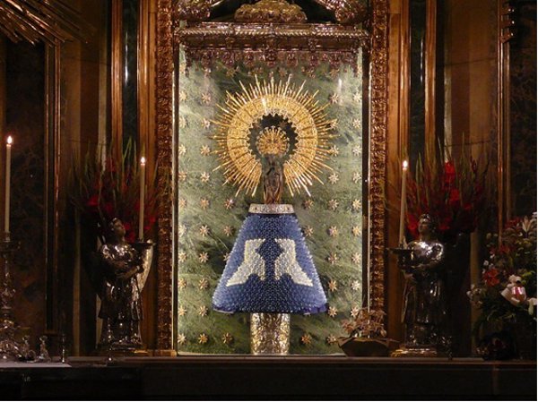 La Virgen del Pilar de Zaragoza luce un manto de origami en el 80 aniversario de la bomba de Hiroshima