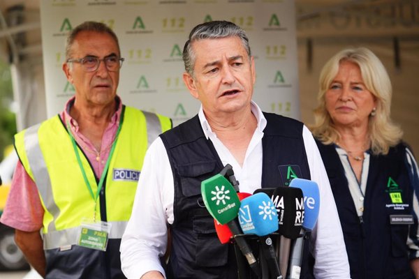 El incendio de Tarifa (Cádiz) sigue activo sin que los evacuados puedan volver a sus ubicaciones iniciales