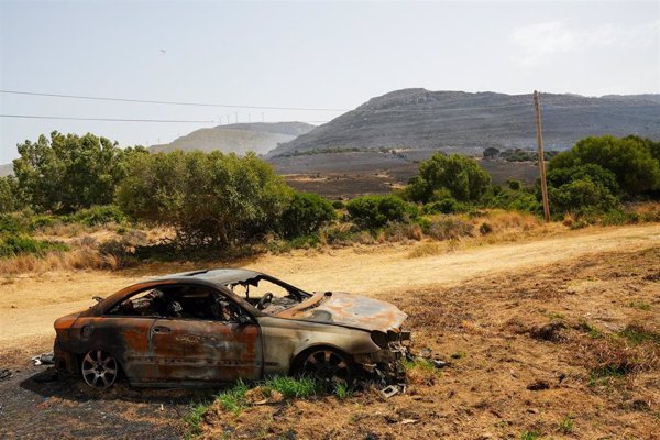 Los cambios de viento complican el control del incendio de Tarifa (Cádiz), con medios actuando en frente norte