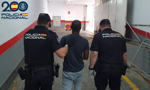 Envían a prisión al detenido por tratar de asesinar a puñaladas a su expareja, con quien seguía conviviendo