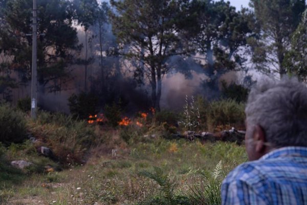 Siguen sin control los fuegos de Ponteceso y Camariñas (A Coruña) tras arrasar más de 100 hectáreas