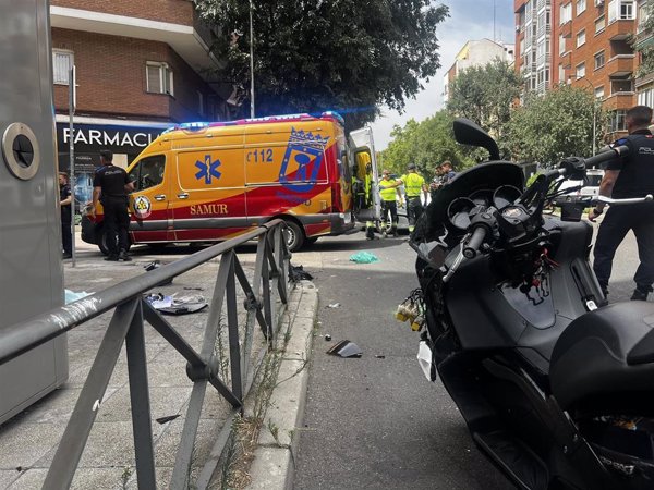 Grave un motorista de 59 años tras perder el control e impactar contra un turismo y una valla en Madrid